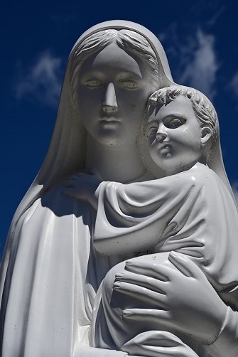 聖母マリアの像です（カトリック健軍教会入口）